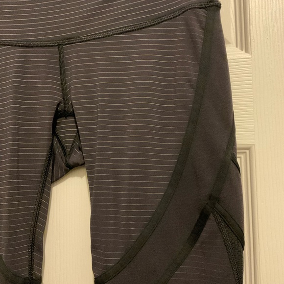 Lululemon Women’s Leggings Black Pinstripes SZ 6 Pre-owned - Picture 6 of 6